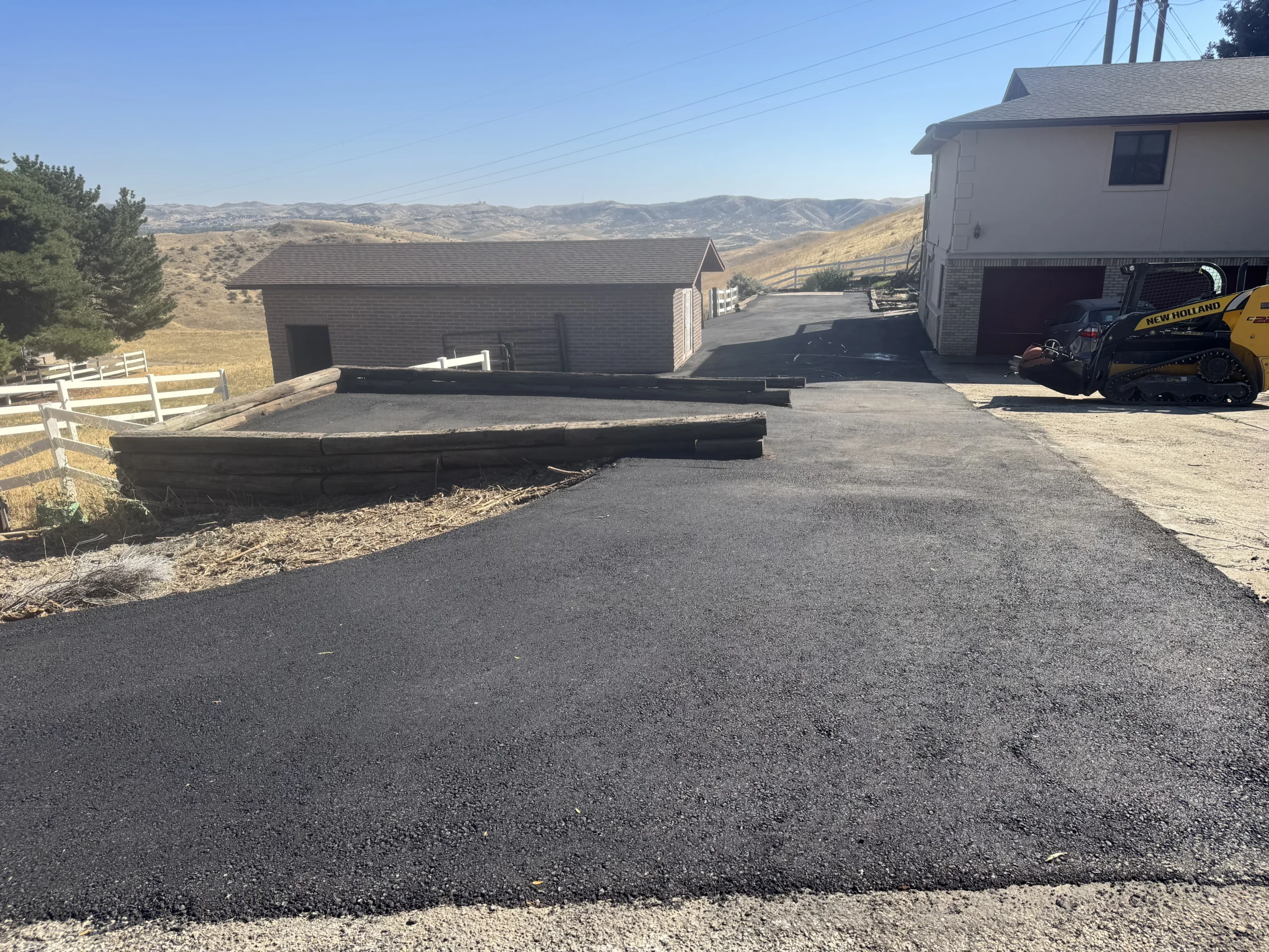 Professional Residential Driveway Asphalt Paving and Finishing